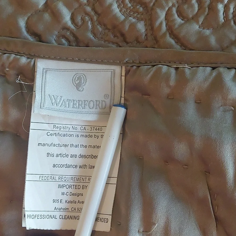 Queen size coverlet/ bedspread - Picture 5 of 7